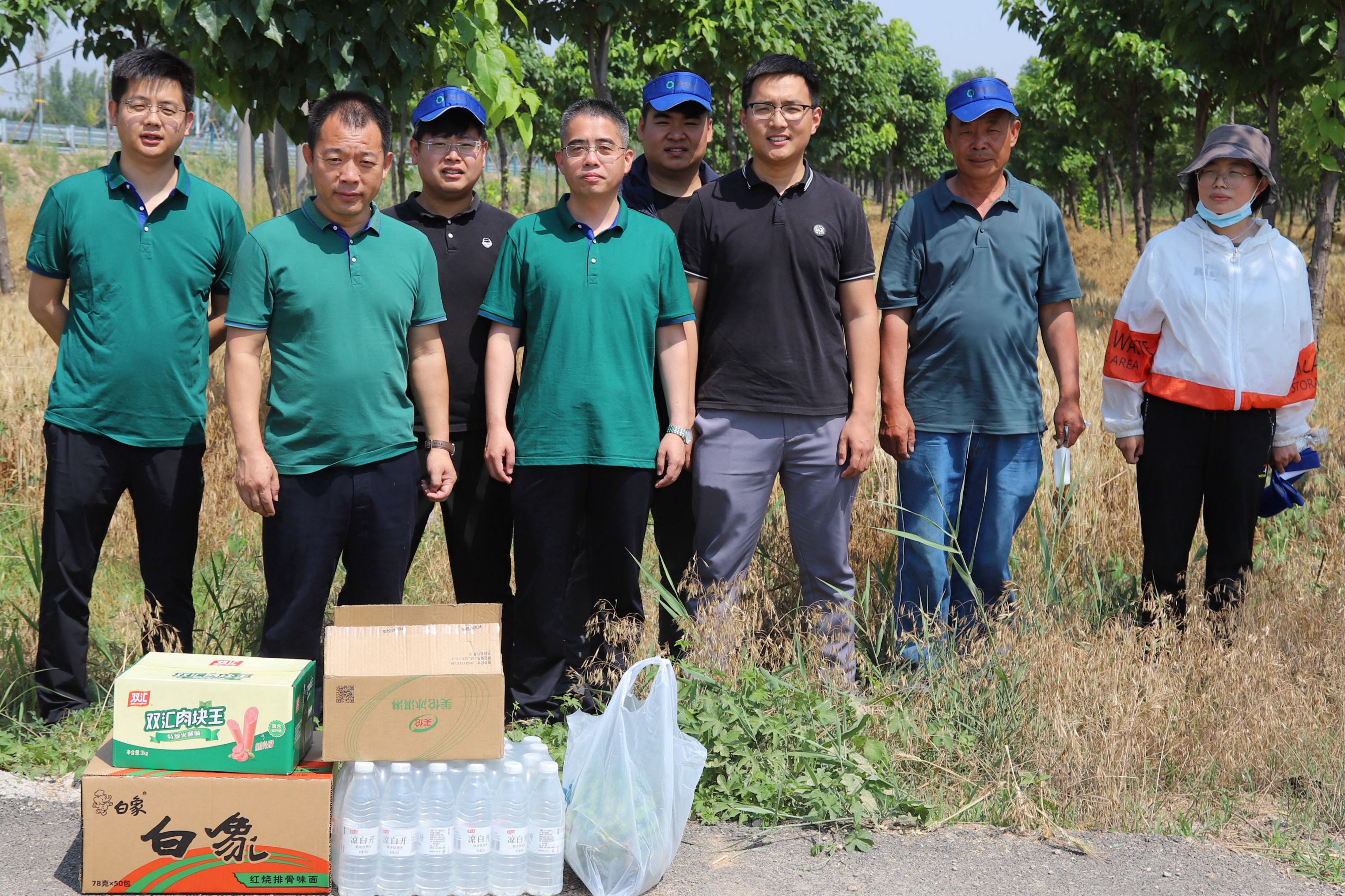 麥收一(yī)線送清涼，打赢搶收攻堅戰